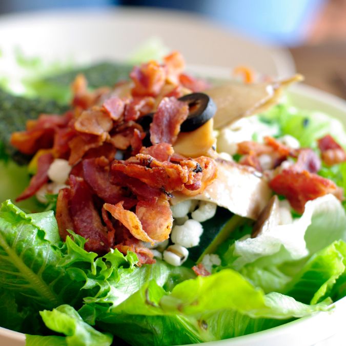 Saláta bacon morzsákkal és friss zöldségekkel